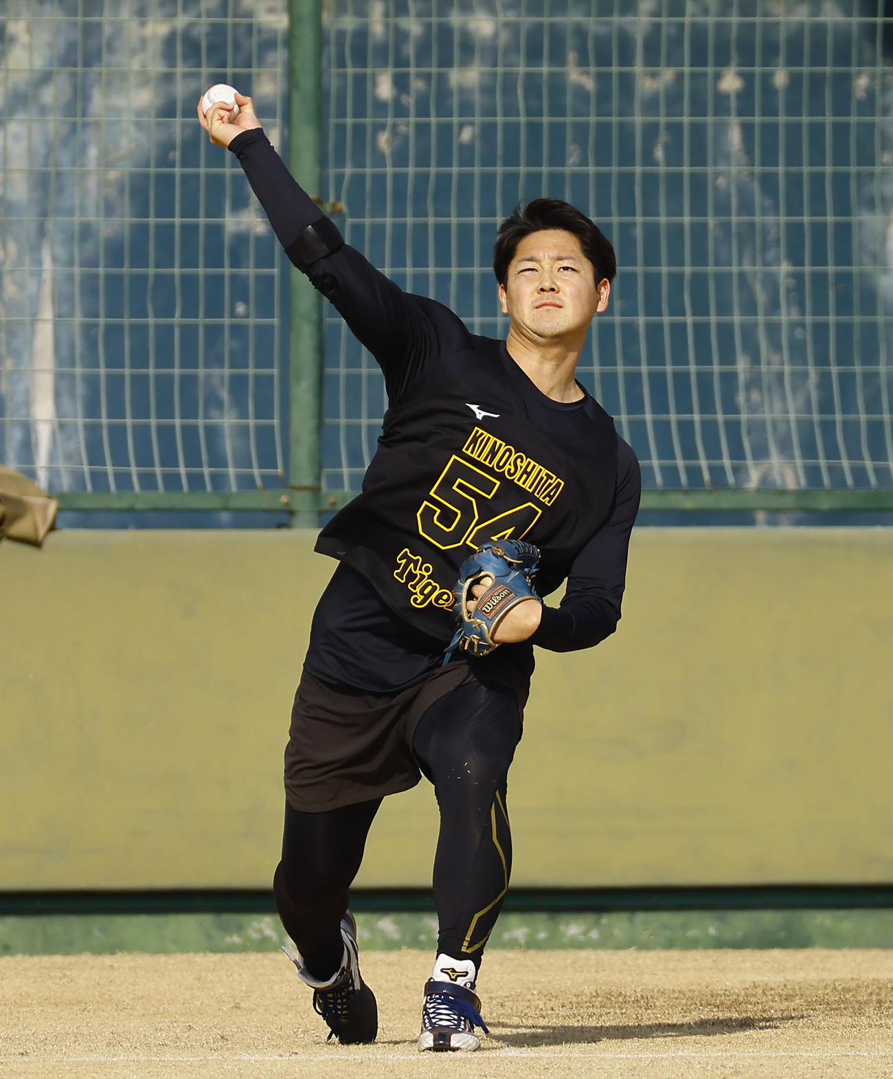 新人合同自主トレでキャッチボールをする阪神木下（撮影・藤尾明華）
