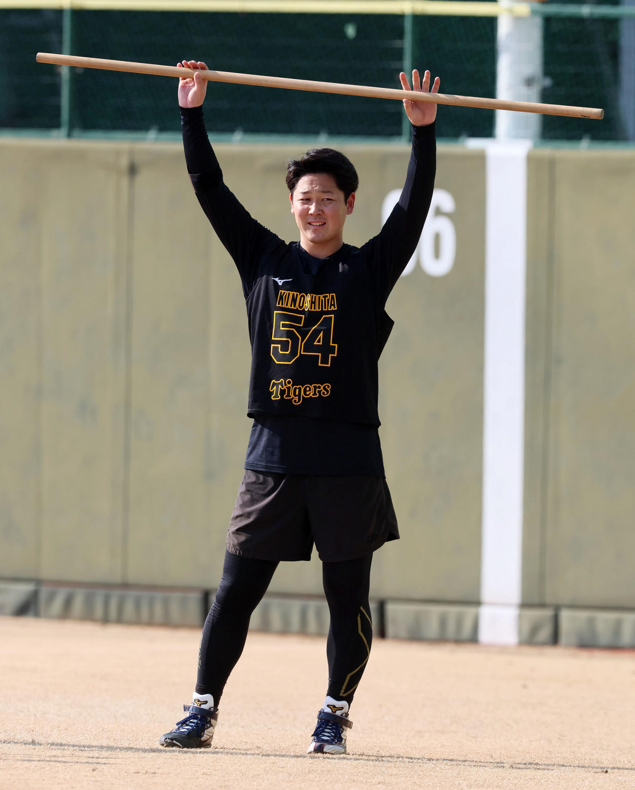 新人合同自主トレで棒を持ち上げる木下（撮影・加藤哉）