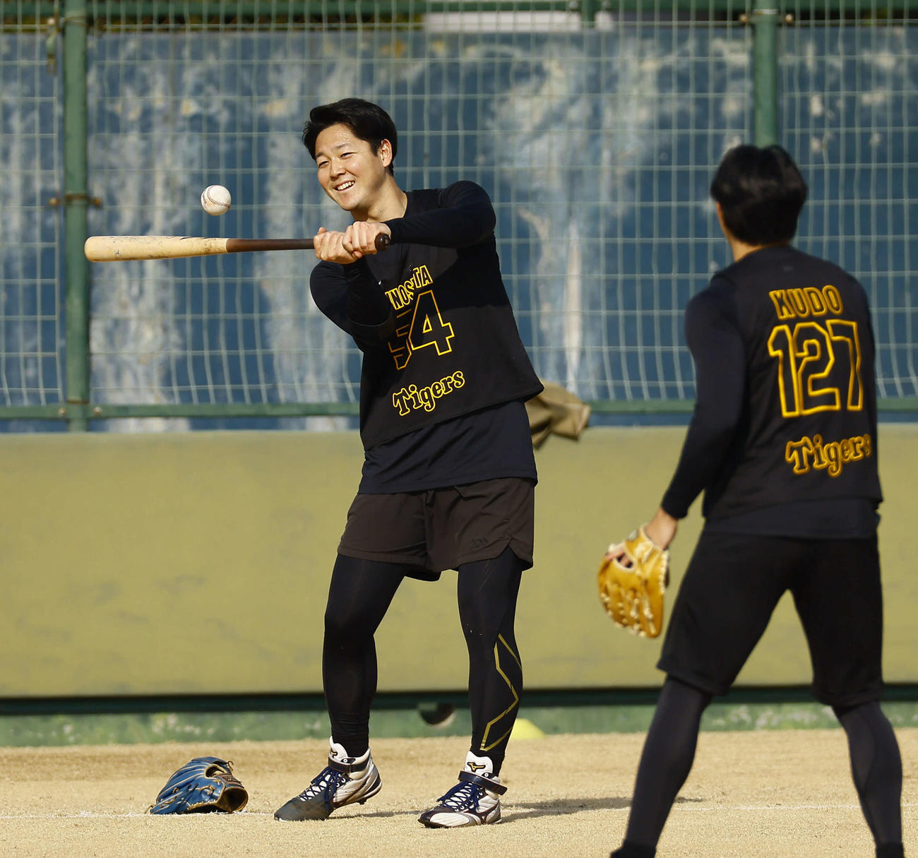 新人合同自主トレでトス打撃をする阪神木下（撮影・藤尾明華）