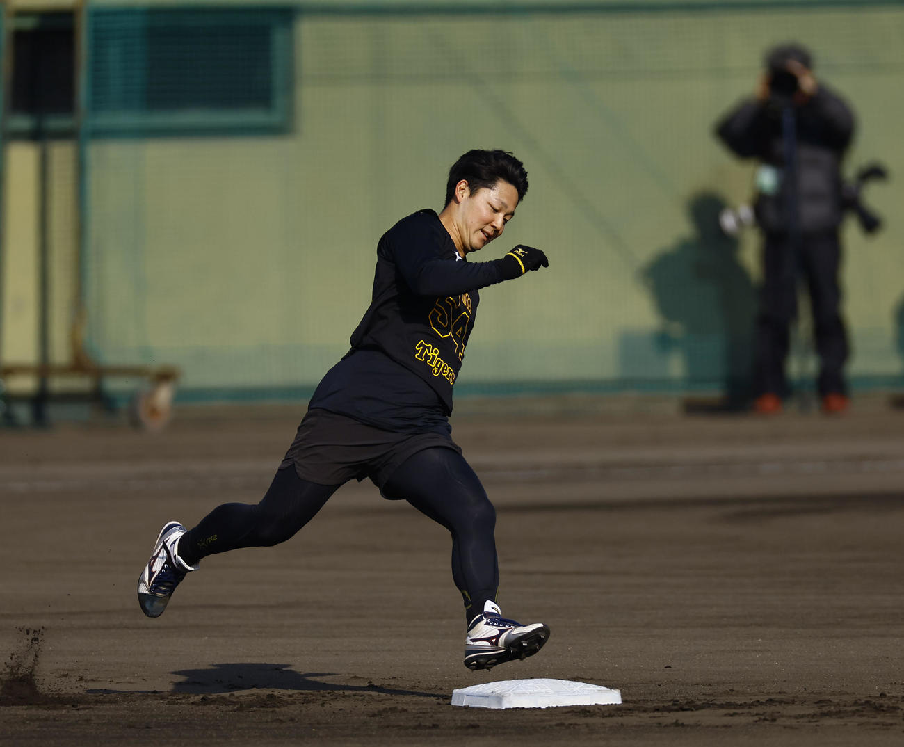 新人合同自主トレでベースランニングをする阪神木下（撮影・藤尾明華）