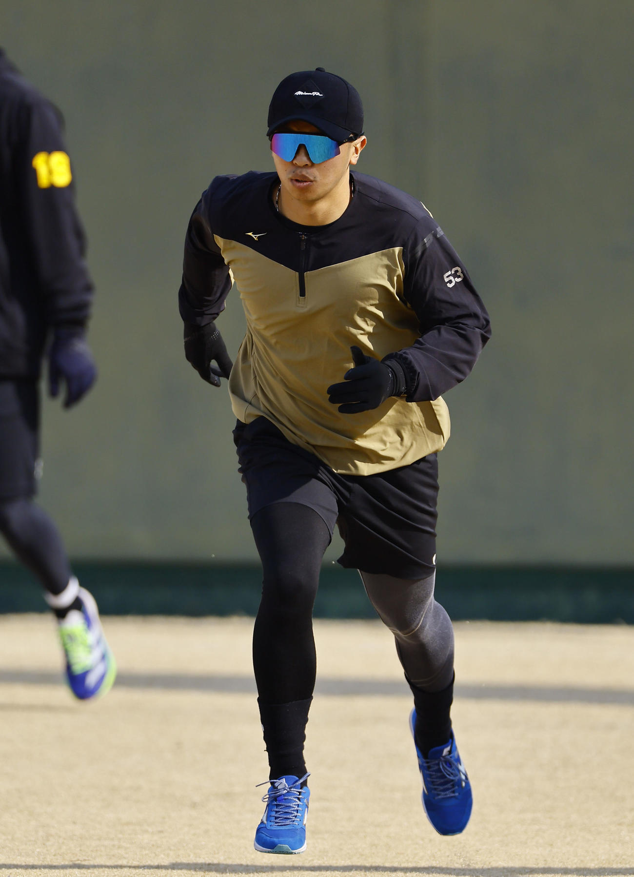 自主トレでダッシュをする阪神島田（撮影・藤尾明華）