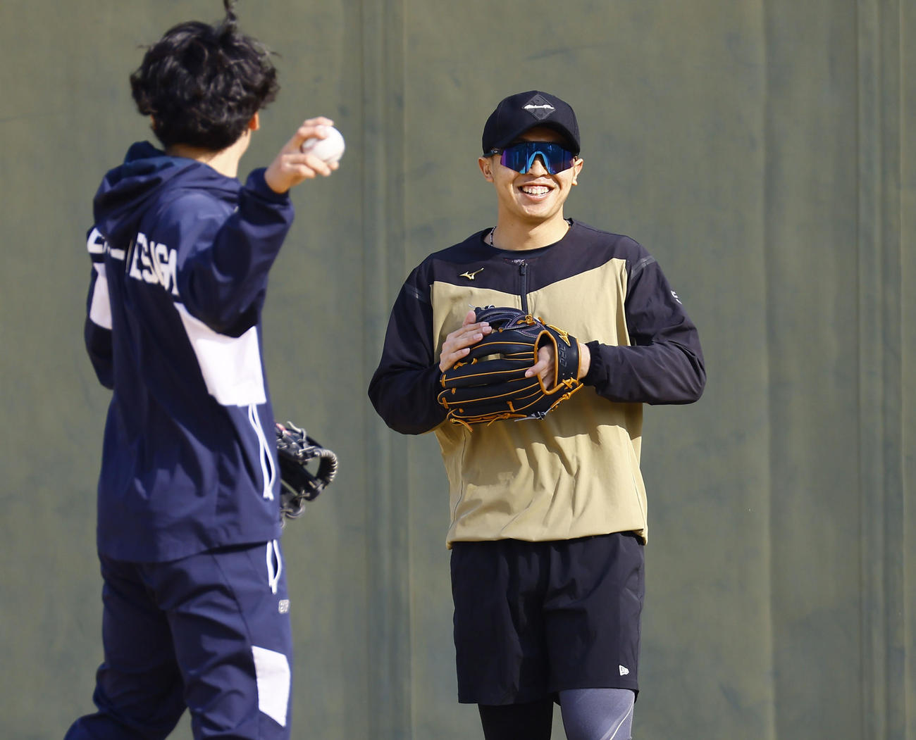 自主トレでキャッチボールをする阪神島田（撮影・藤尾明華）