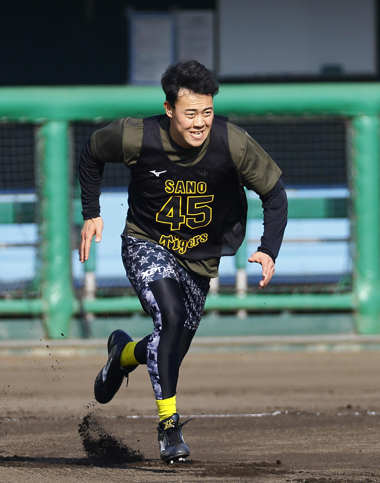 新人合同自主トレでダッシュする阪神ベースランニングをする阪神佐野（撮影・藤尾明華）