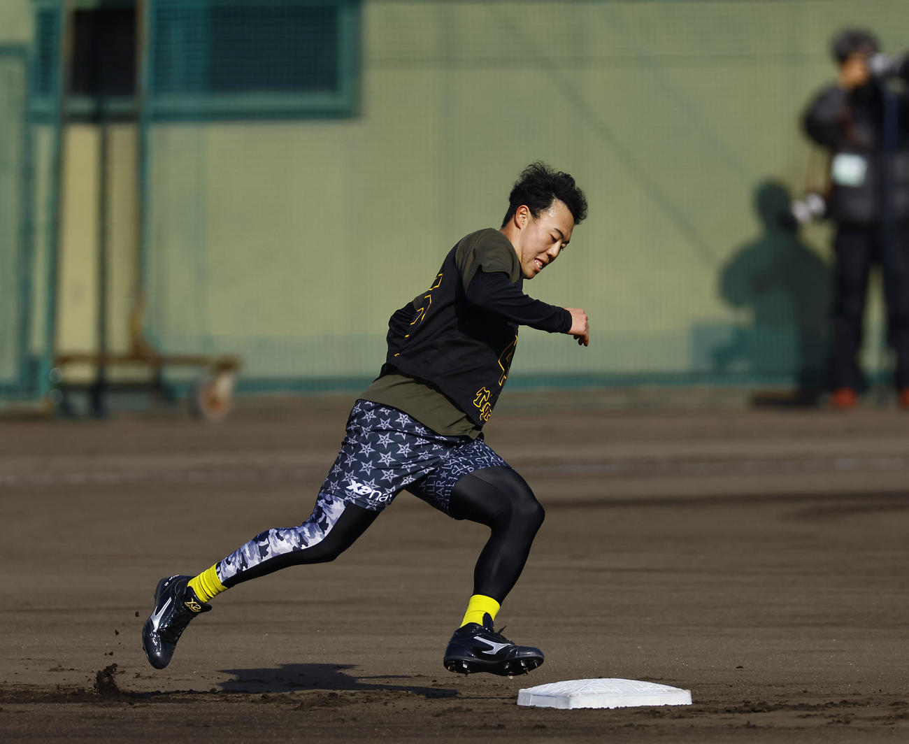 新人合同自主トレでベースランニングをする阪神佐野（撮影・藤尾明華）