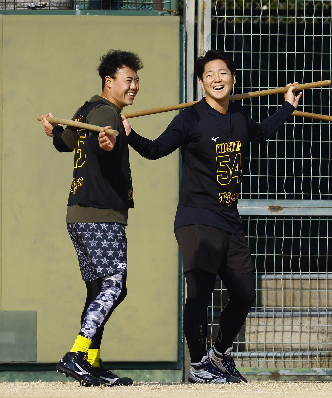 新人合同自主トレでトレーニングをする阪神佐野（左）と木下（撮影・藤尾明華）