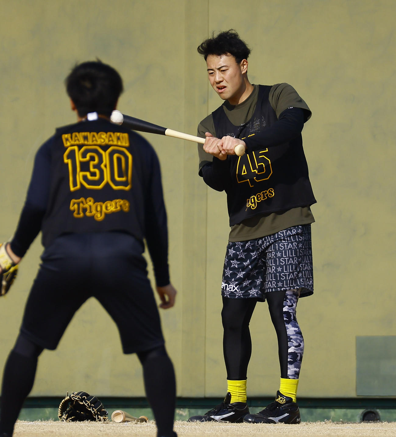 新人合同自主トレでトス打撃をする阪神佐野（撮影・藤尾明華）