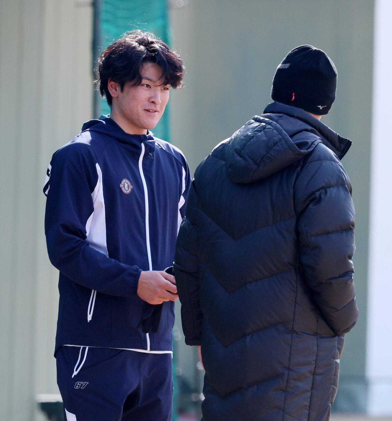 鳴尾浜球場を訪れ畑山統括スカウト（右）にあいさつする高寺（撮影・加藤哉）