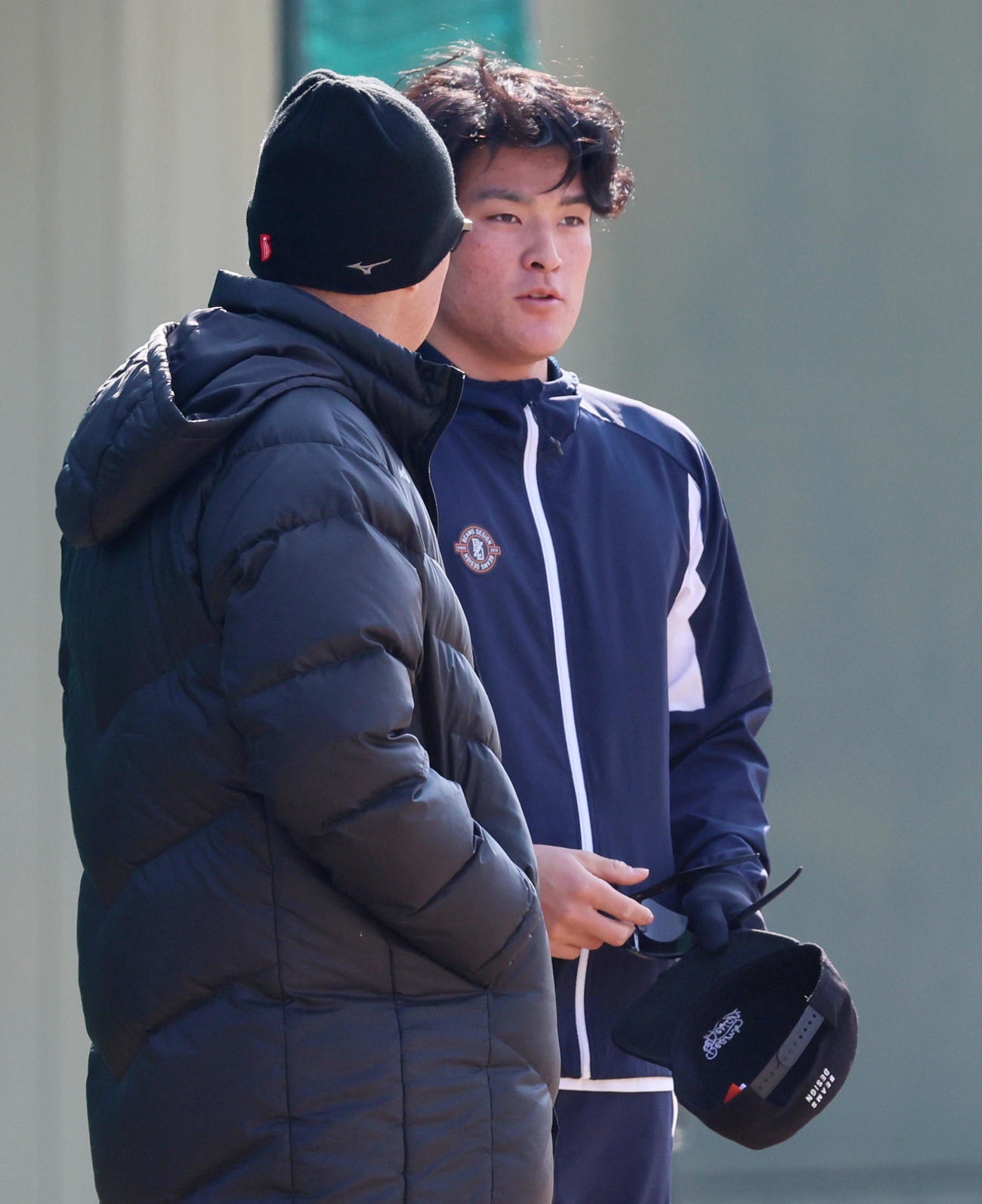 鳴尾浜球場を訪れ畑山統括スカウト（左）にあいさつする高寺（撮影・加藤哉）