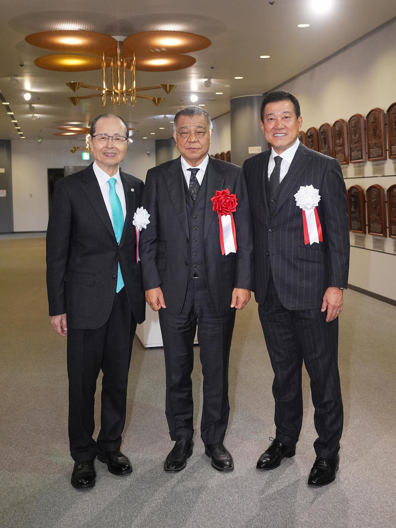野球殿堂入り通知式を終え写真に納まる掛布氏（中央）。左は王氏。右は原氏（撮影・垰建太）