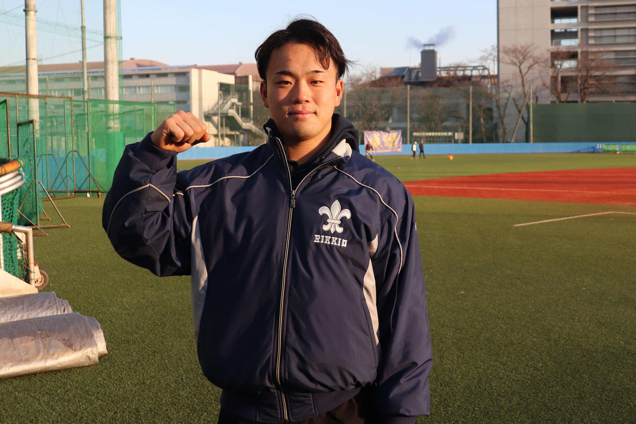 練習始めで、今年は優勝を、とガッツポーズを見せる立大の主将・西川（撮影・保坂淑子）