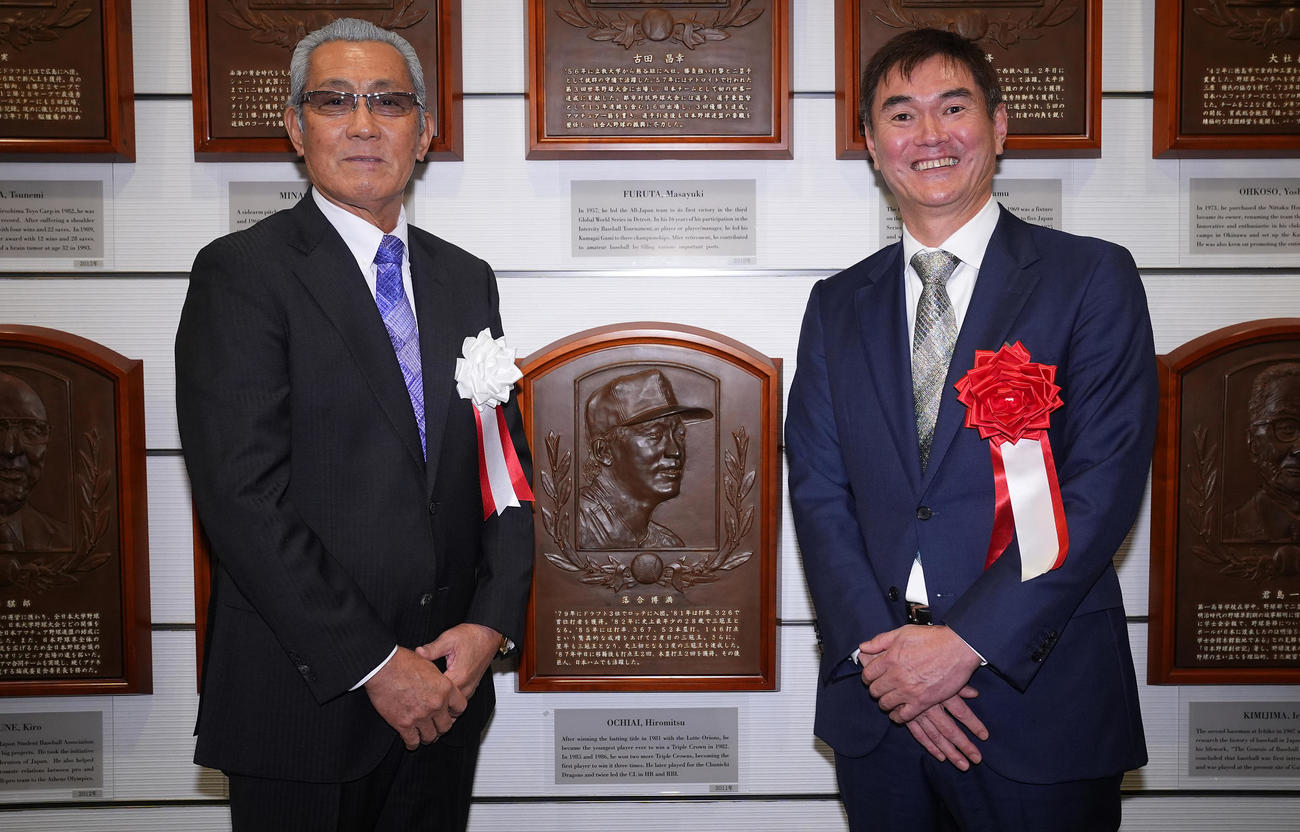 野球殿堂入り通知式を終え落合氏のレリーフを挟んで写真に納まる岩瀬氏（右）と森氏（撮影・垰建太）
