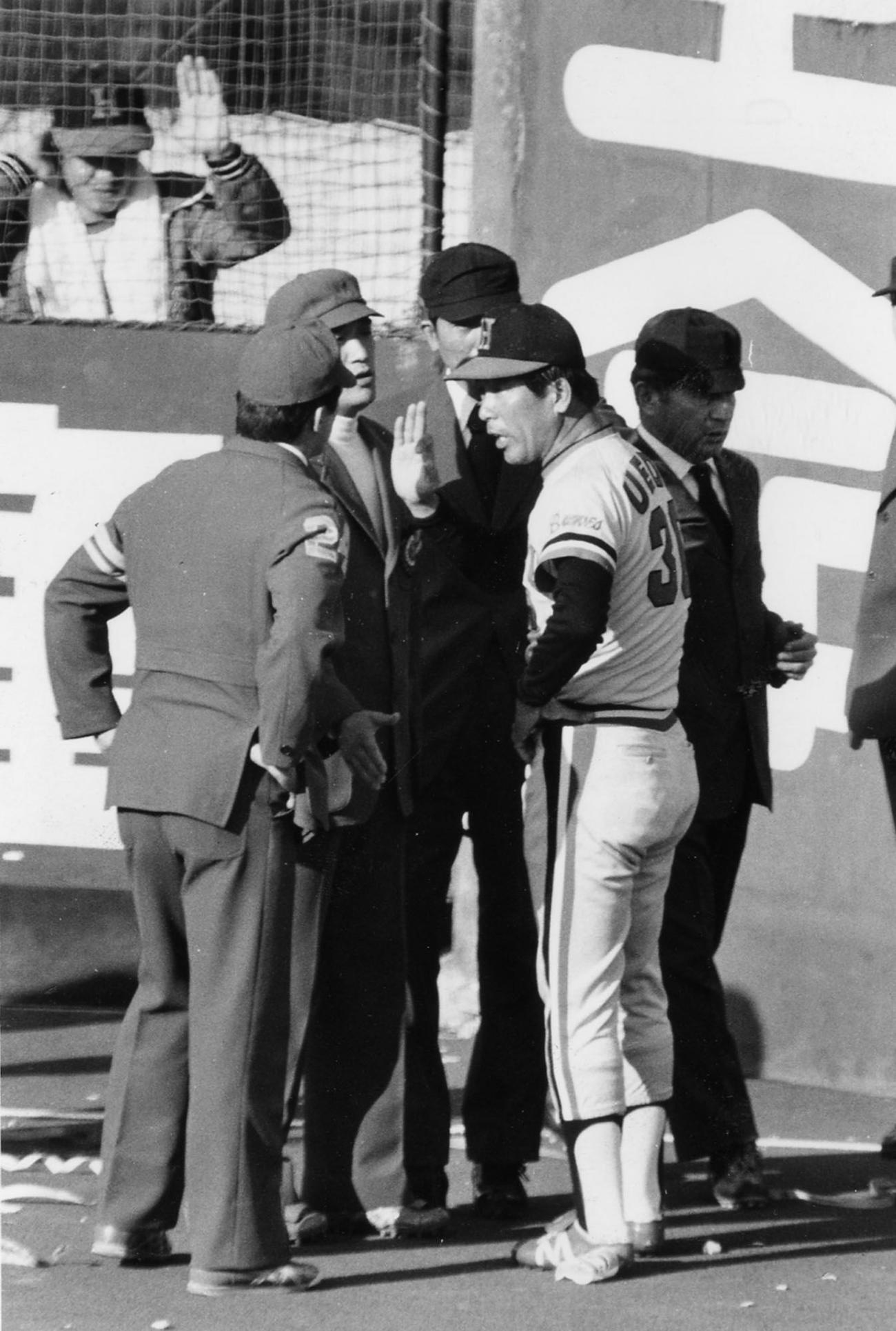 1978年10月22日、日本シリーズ第7戦　ヤクルト対阪急　6回裏のヤクルト・大杉勝男の微妙な本塁打に退団覚悟で抗議する阪急・上田利治監督