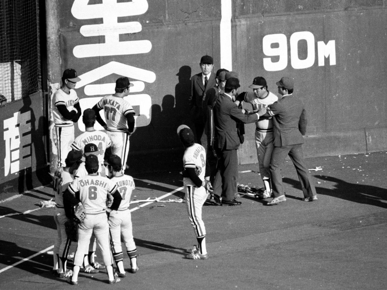 1978年10月22日、日本シリーズ第7戦　ヤクルト対阪急　 6回裏、大杉の本塁打の判定を巡り審判団に猛抗議する阪急の上田利治監督（右）　