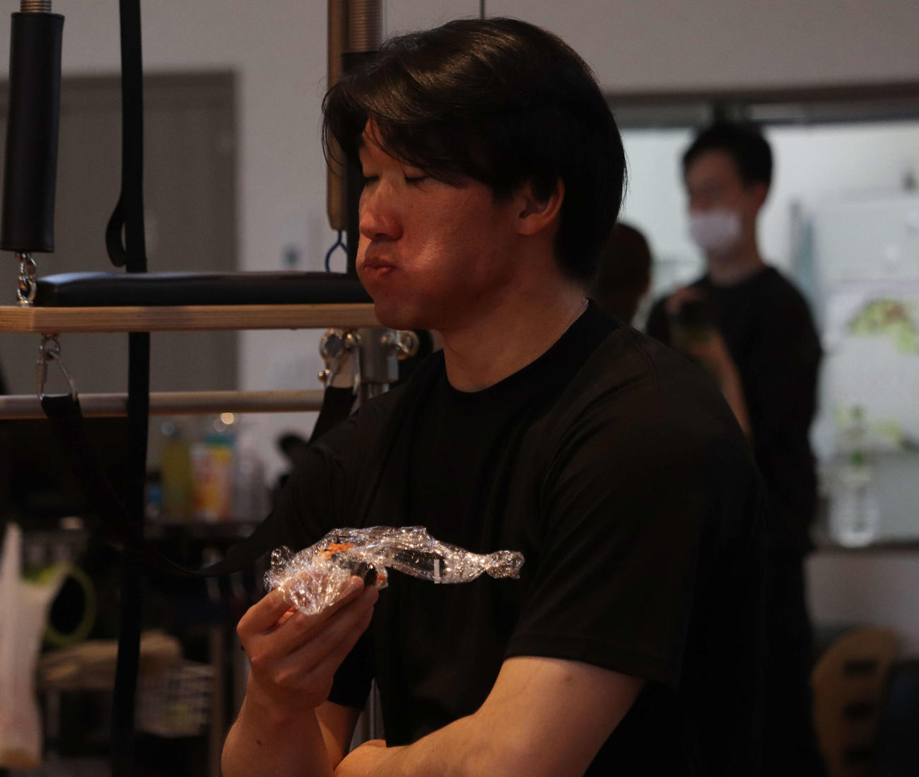 自主トレを公開し、おにぎりをほおばる日本ハム清宮虎（撮影・小早川宗一郎）