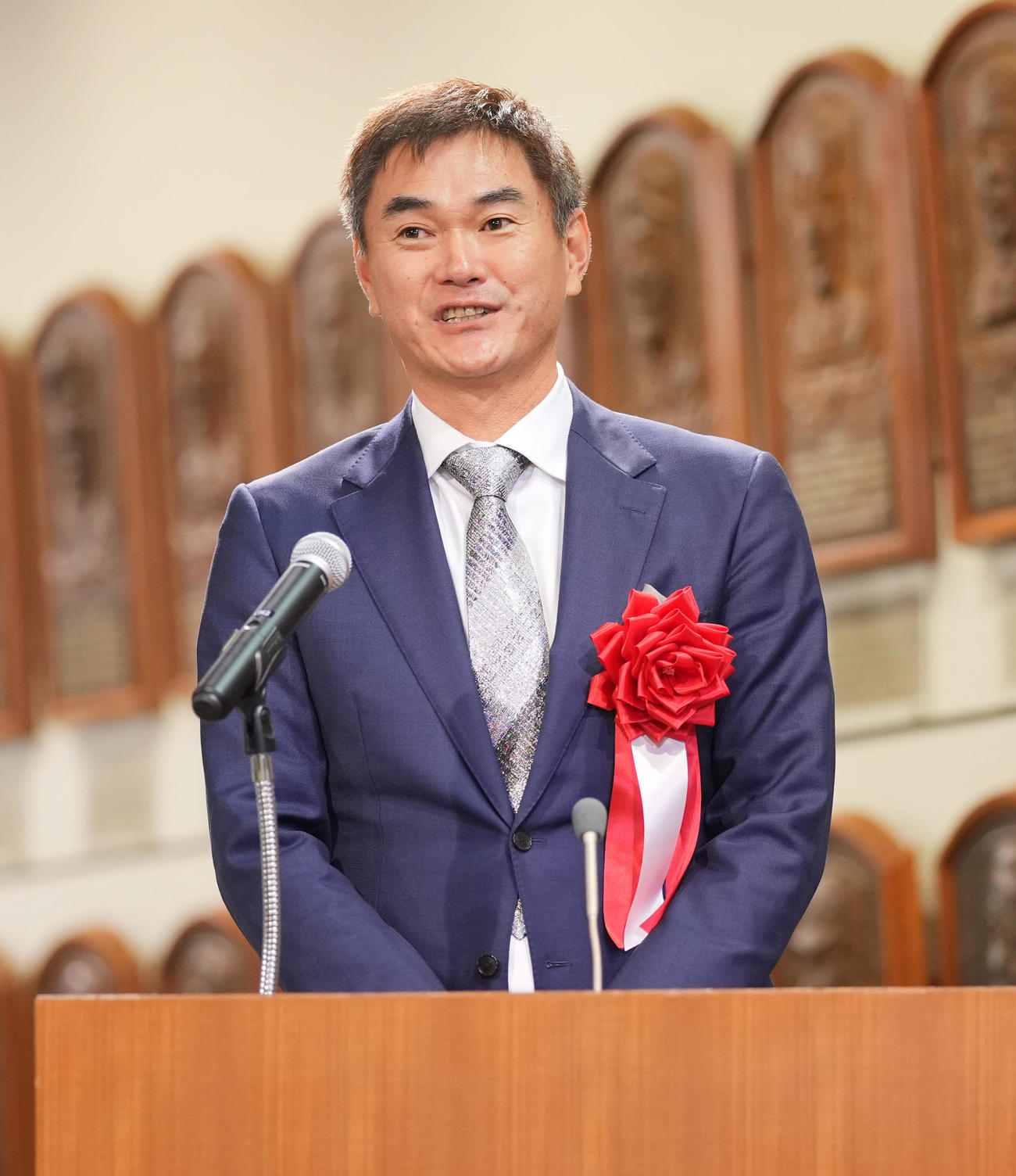 野球殿堂入り通知式でスピーチする岩瀬氏（撮影・垰建太）