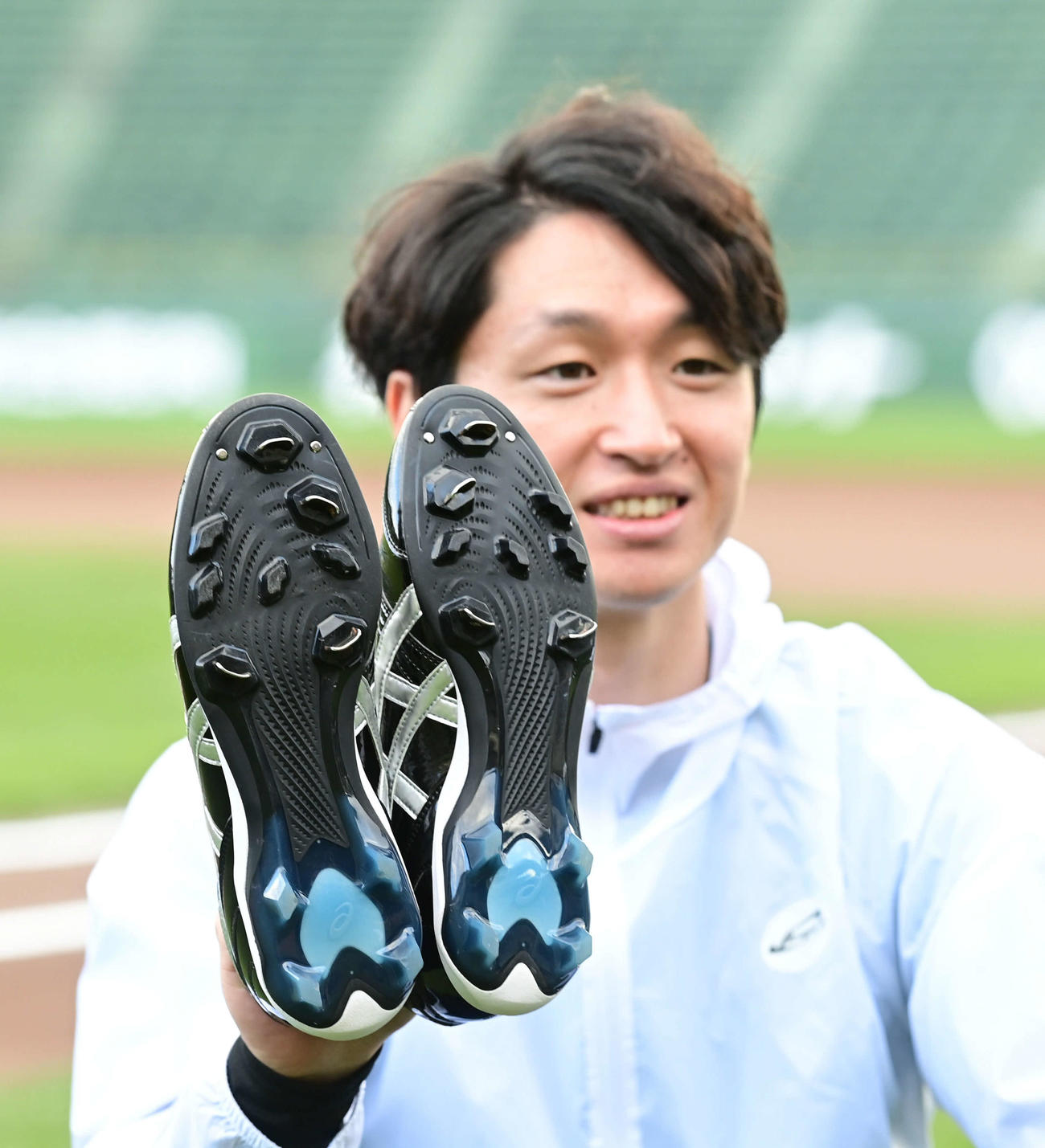 アシックスのスパイクのCMで新型を披露する阪神近本（撮影・和賀正仁）