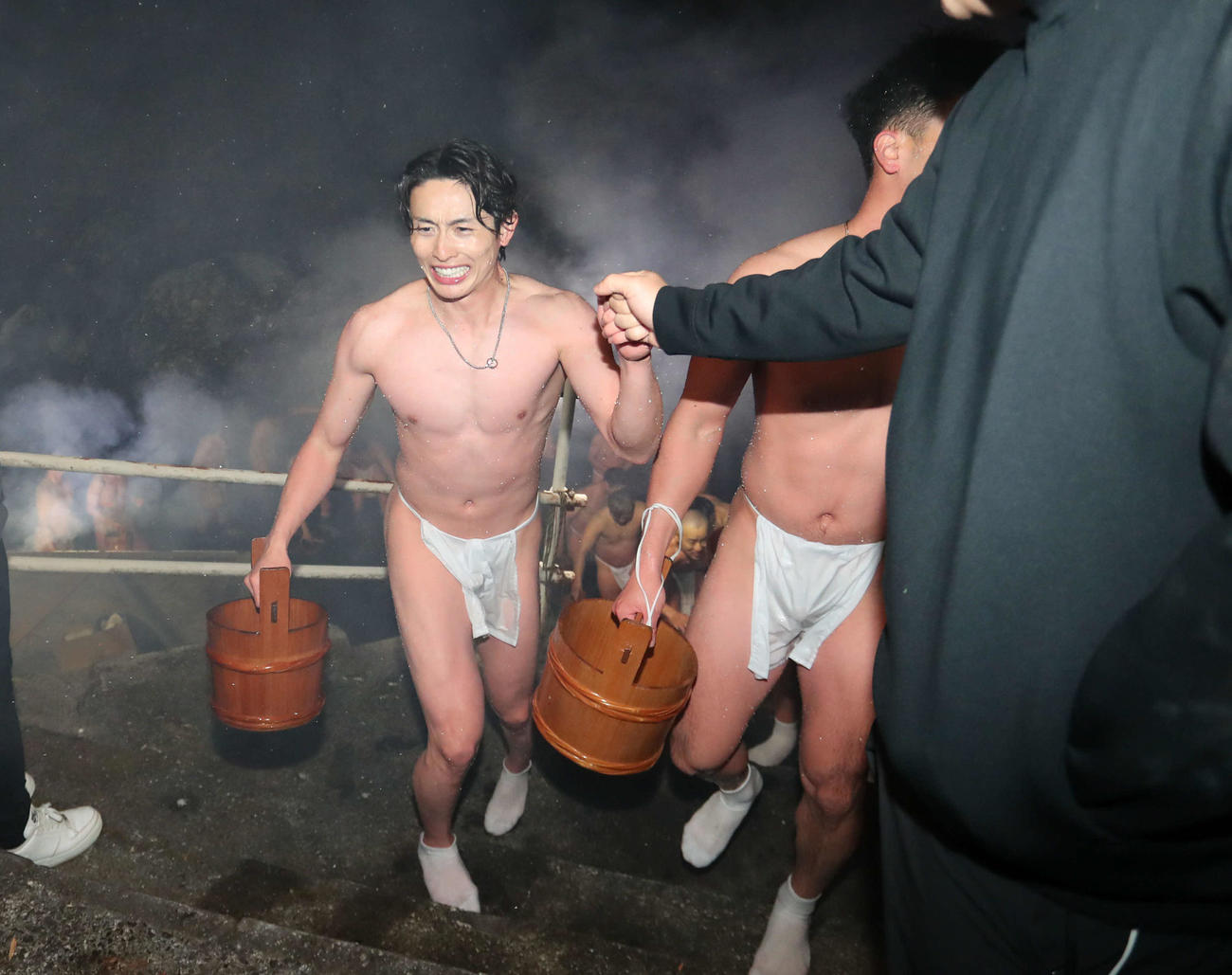 寒行を終えた周東（撮影・梅根麻紀）