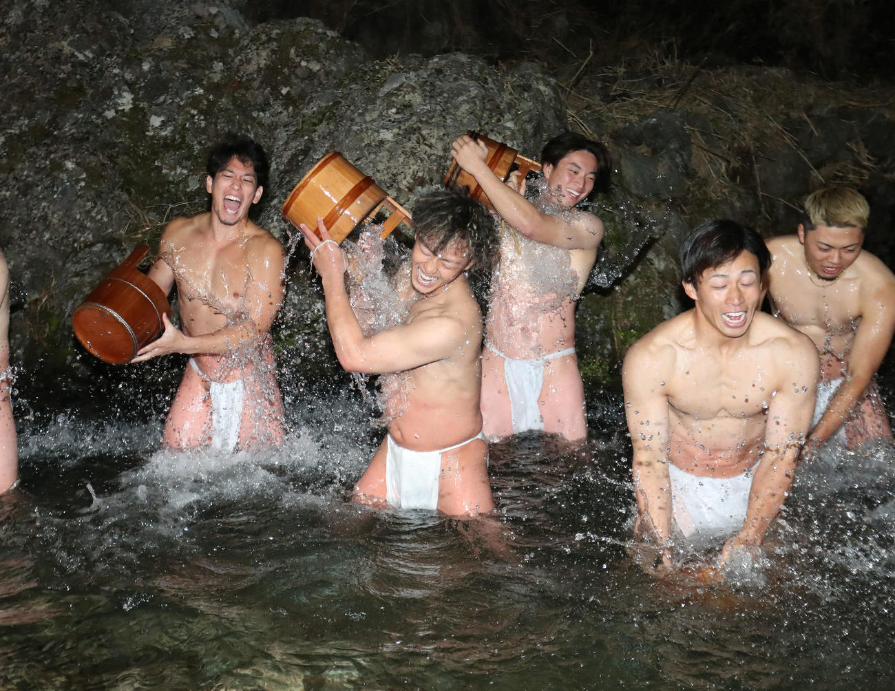 寒行で必死に冷水を被る左から栗原、今宮、野村（撮影・梅根麻紀）