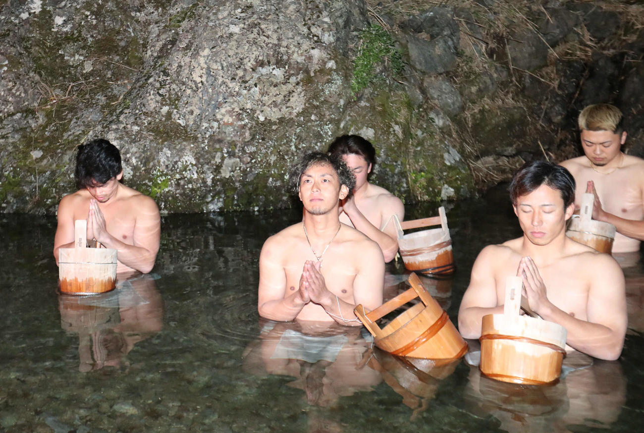 寒行で川につかり、お参りをする左から栗原、今宮、野村（撮影・梅根麻紀）