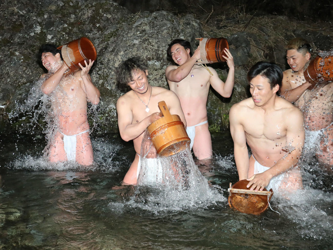 寒行で必死に冷水を被る左から栗原、今宮、野村（撮影・梅根麻紀）