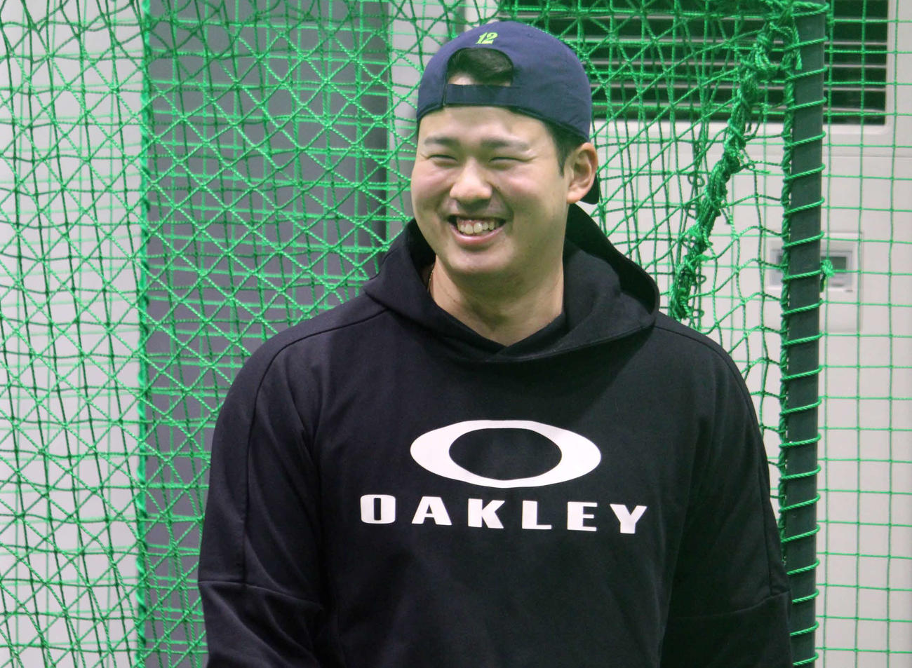 14日、自主トレ中に笑顔を見せる西武渡辺