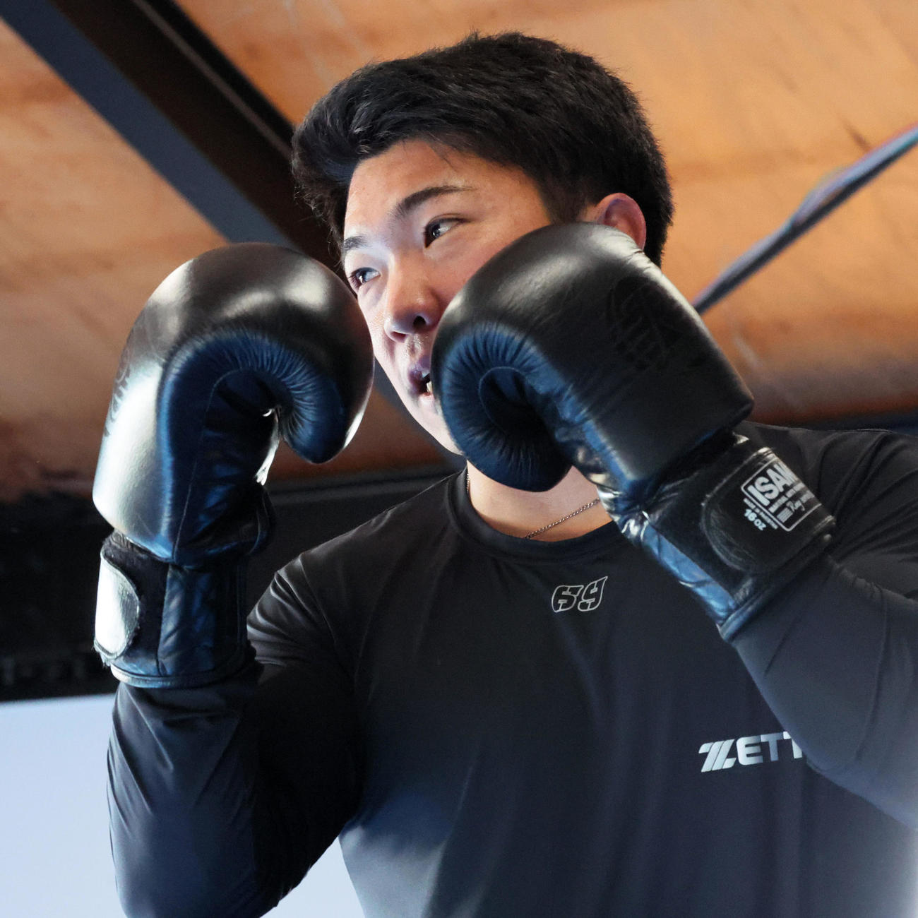 自主トレを公開した石井はキックボクシングのミット打ちを披露（撮影・加藤哉）