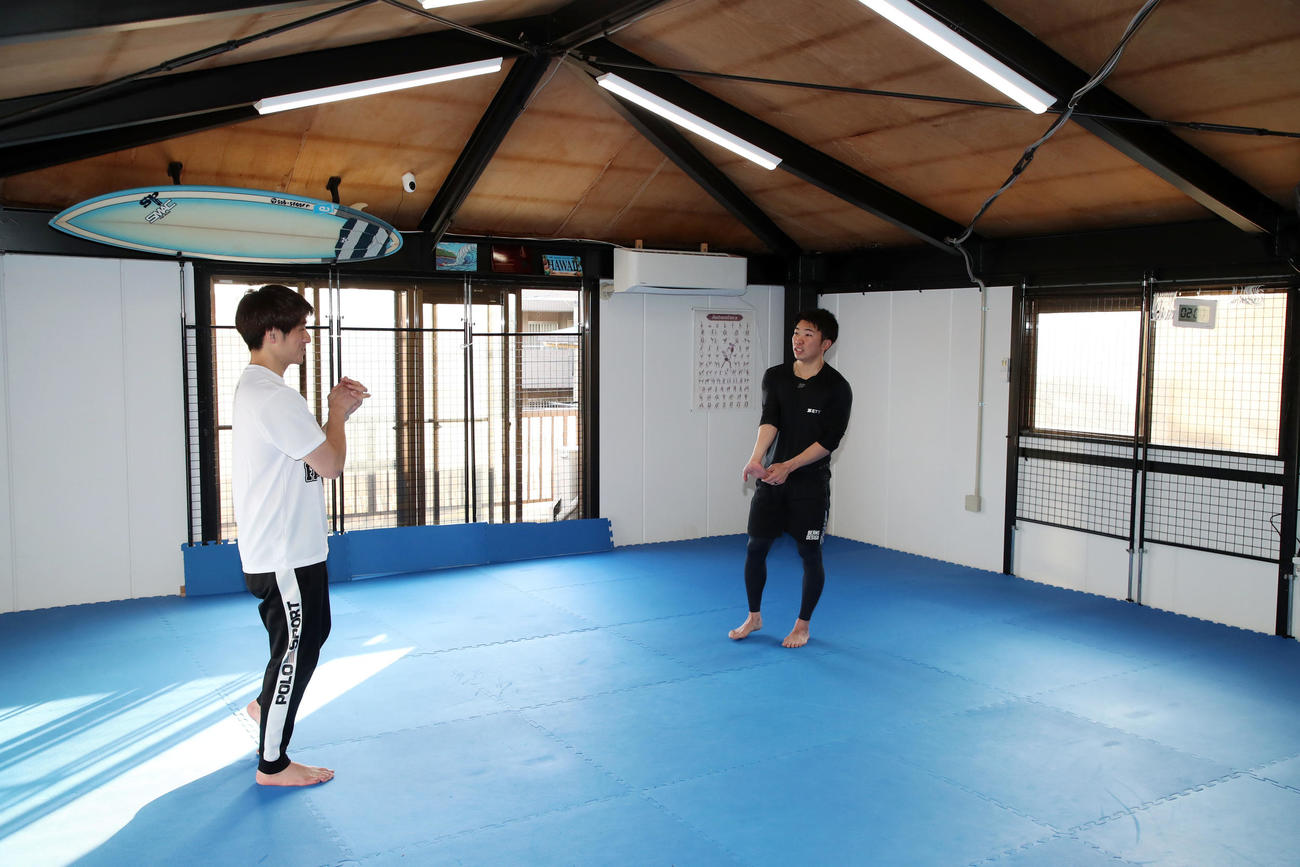 自主トレを終えた石井（右）と金谷トレーナー（撮影・加藤哉）