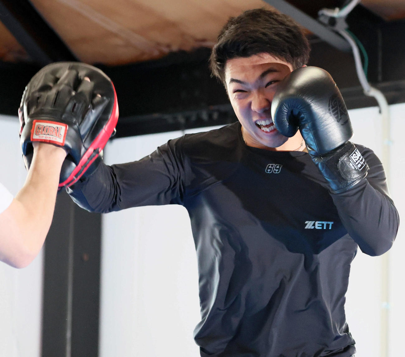 阪神石井はキックボクシングを取り入れた自主トレを公開し、ミット打ちを披露する（撮影・加藤哉）