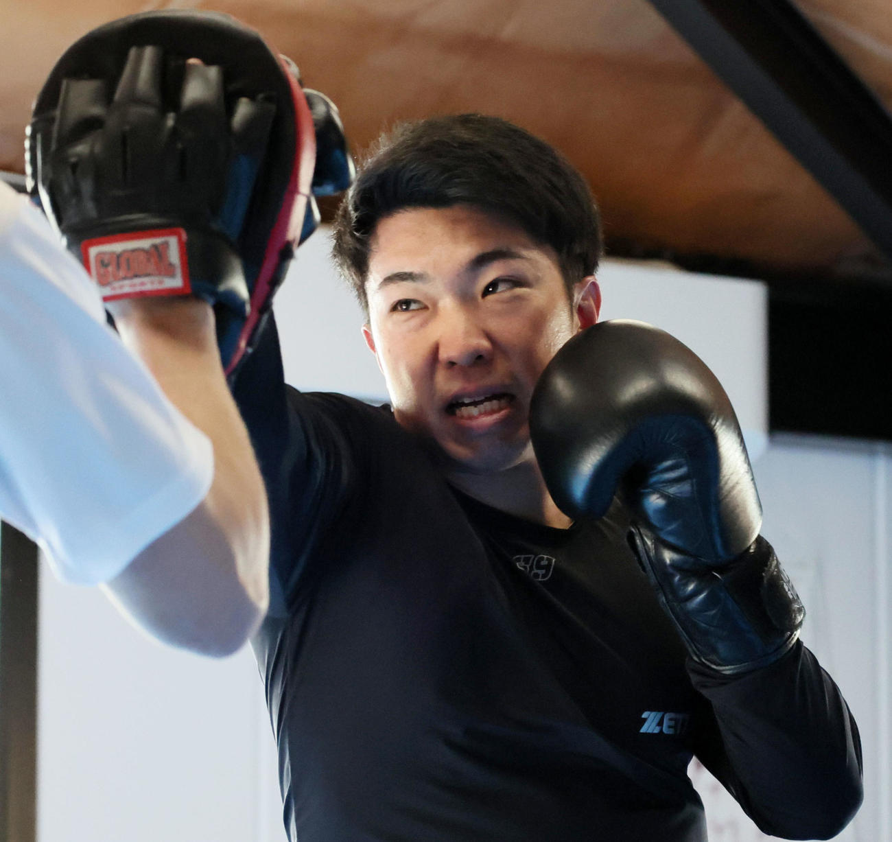 自主トレを公開した石井はキックボクシングのミット打ちを行った（撮影・加藤哉）