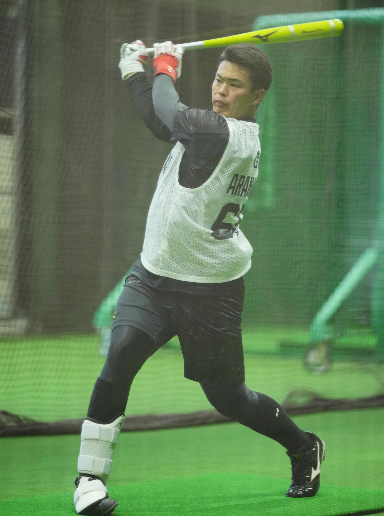 室内で打撃練習に臨む巨人荒巻（撮影・垰建太）