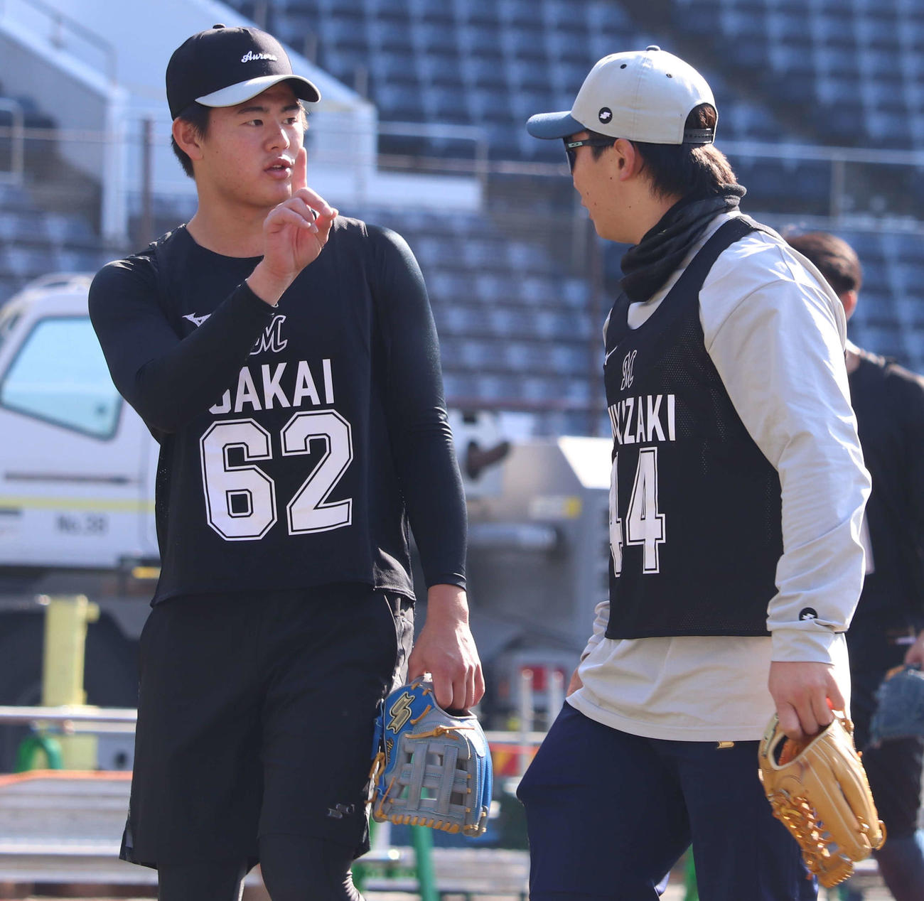 新人合同自主トレでコミュニケーションを取るロッテドラフト4位の坂井（左）と2位の宮崎（撮影・佐瀬百合子）