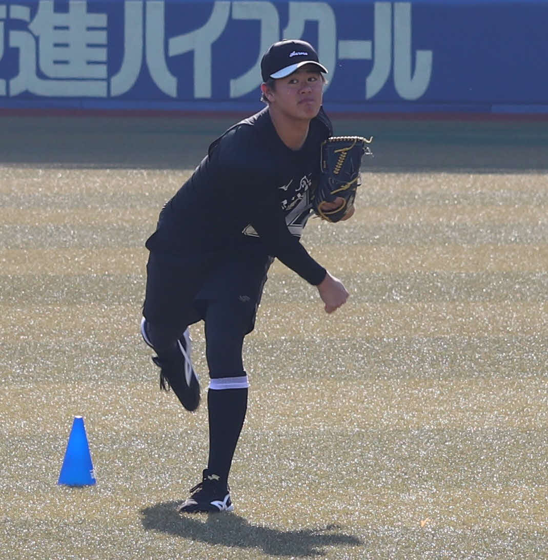 新人合同自主トレでキャッチボールするロッテドラフト4位の坂井（撮影・佐瀬百合子）