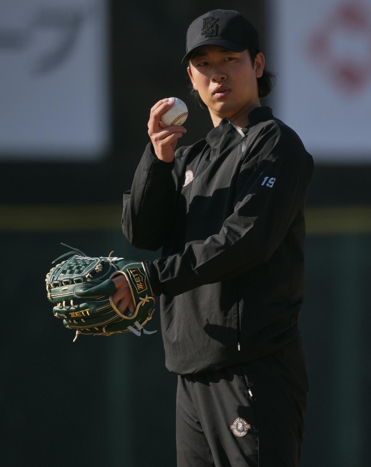 自主トレで投球練習に臨む山崎伊（撮影・垰建太）