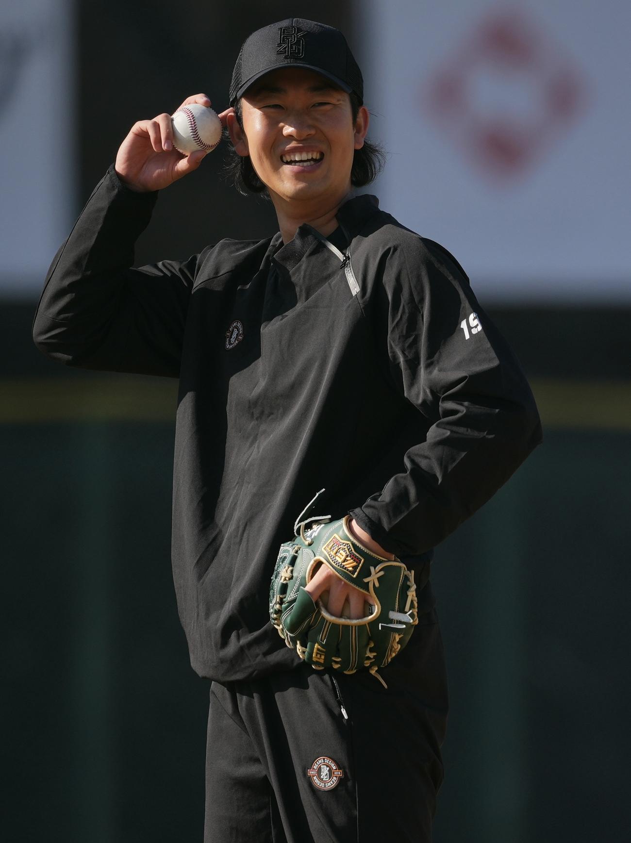 自主トレで投球練習に臨む山崎伊（撮影・垰建太）