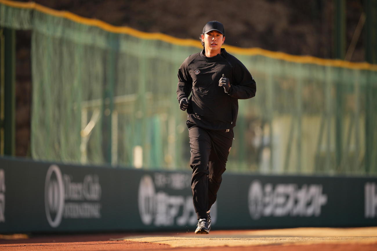 自主トレで汗を流す巨人山崎伊（撮影・垰建太）