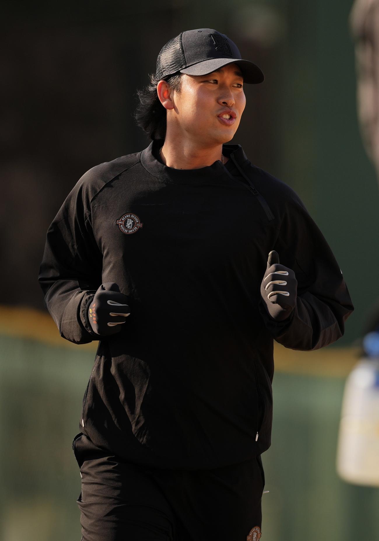 自主トレで汗を流す巨人山崎伊（撮影・垰建太）