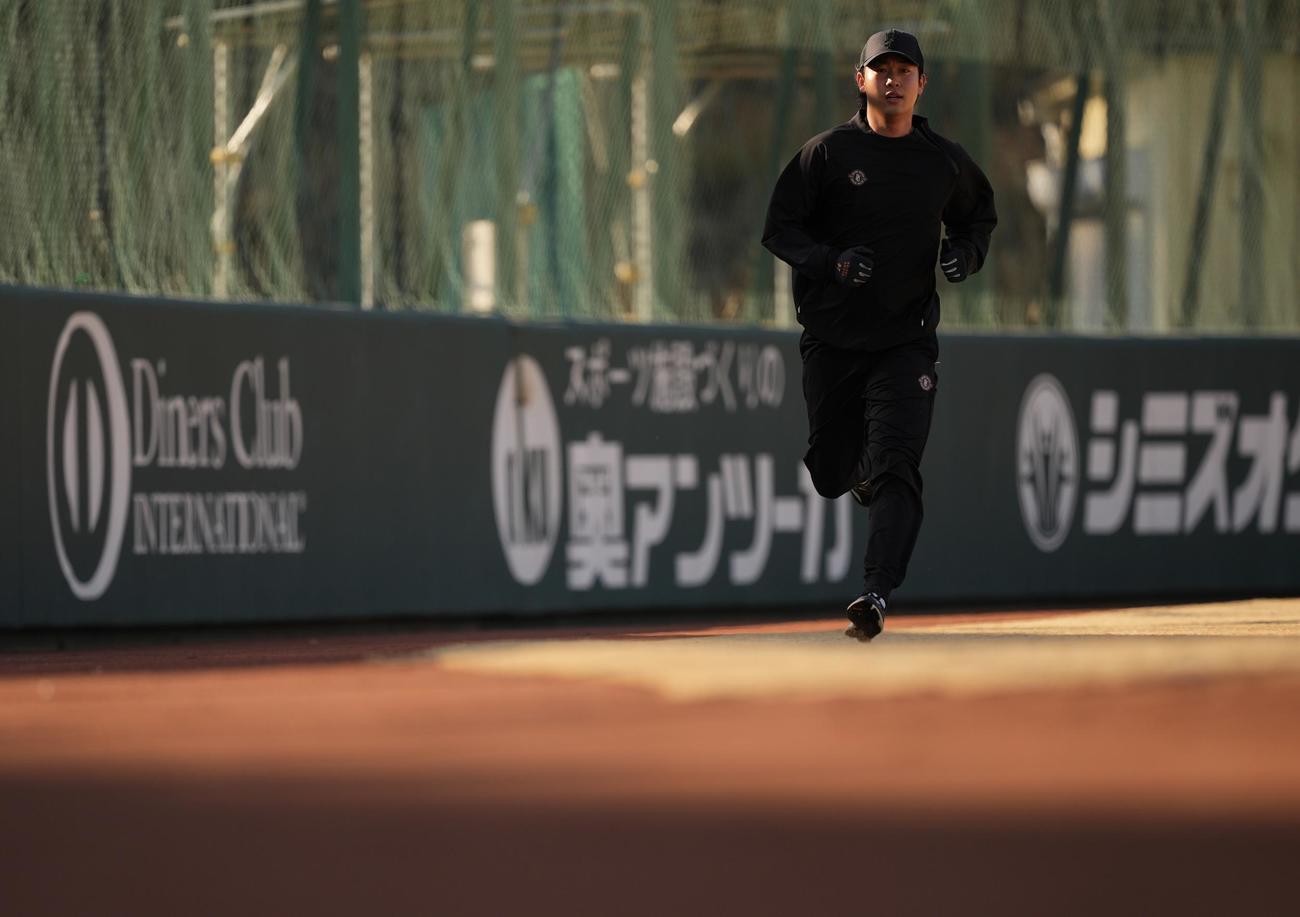 自主トレで汗を流す巨人山崎伊（撮影・垰建太）