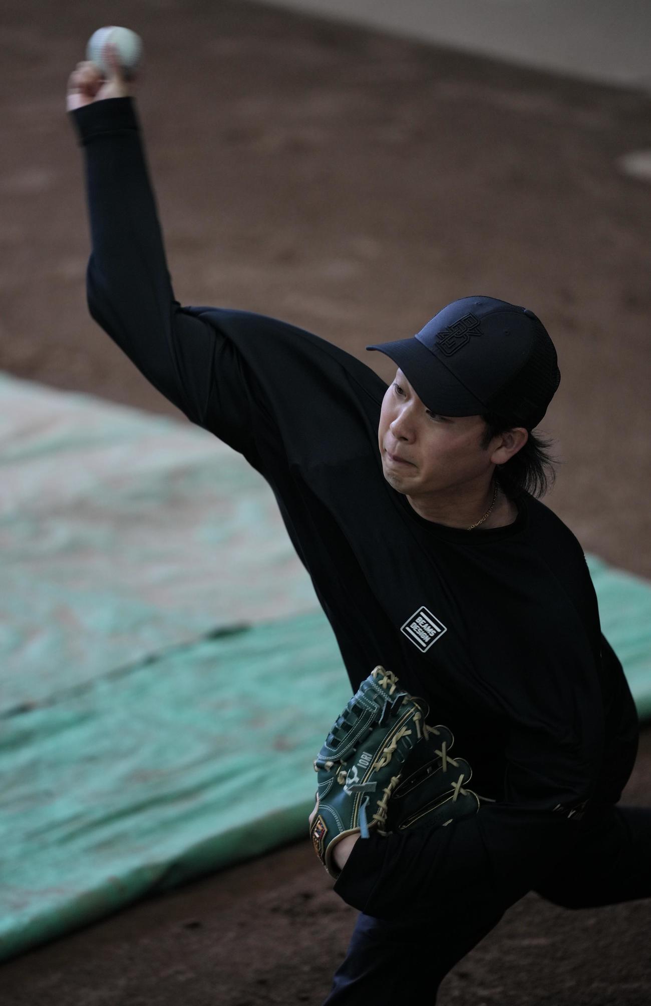 ブルペンで投球練習に臨む巨人山崎伊（撮影・垰建太）