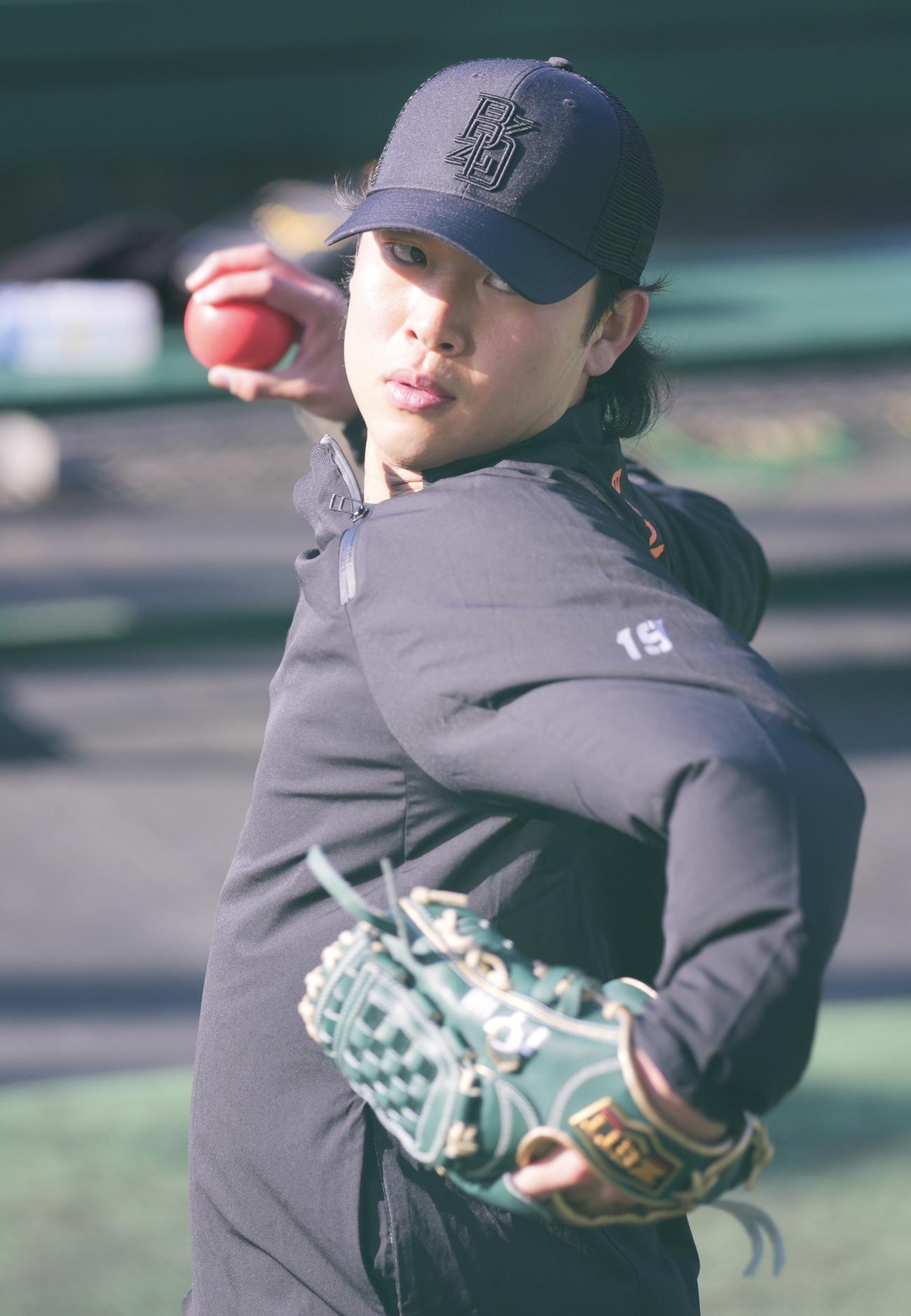 自主トレで調整する巨人山崎伊（撮影・垰建太）