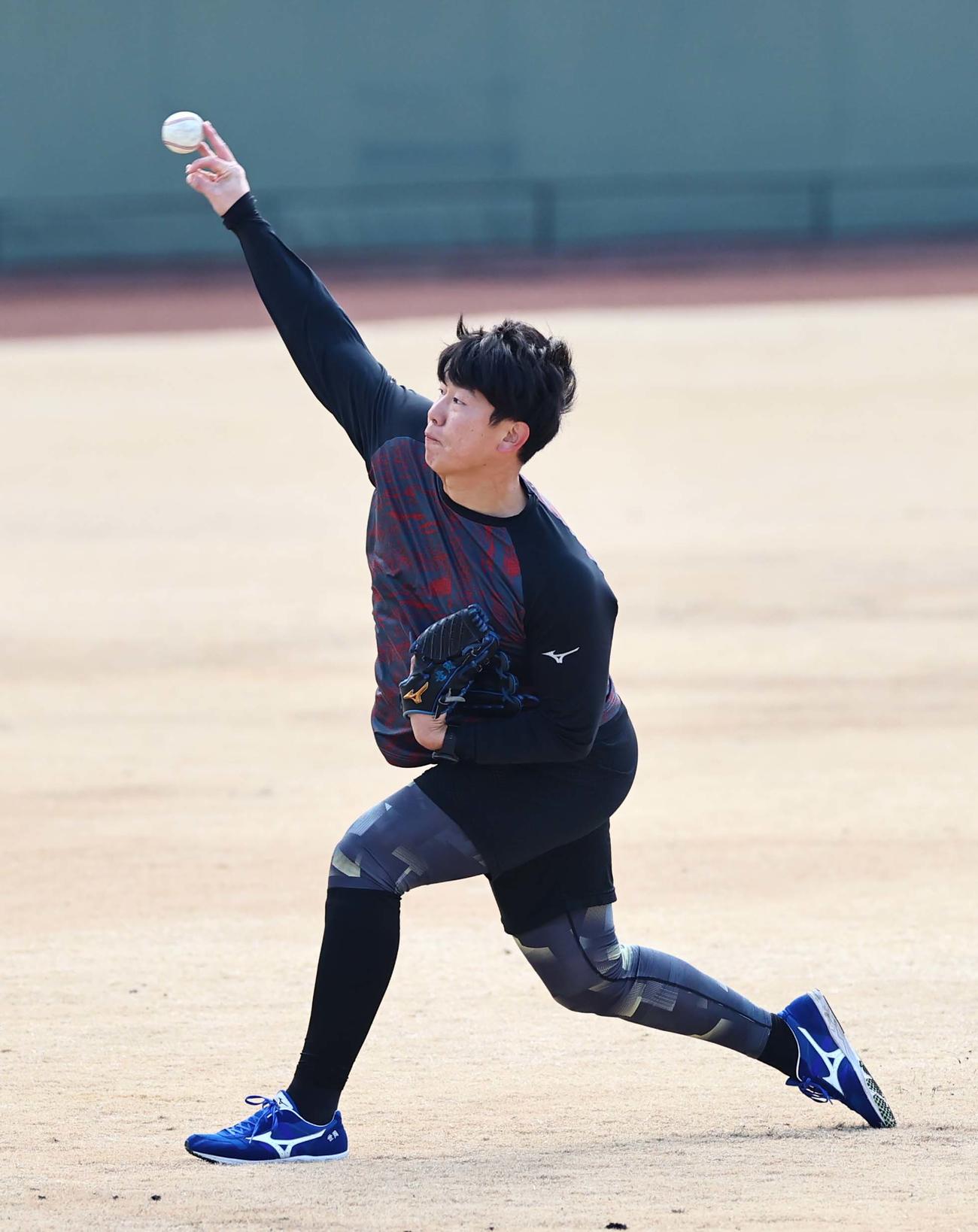 キャッチボールをする畠（撮影・上田博志）