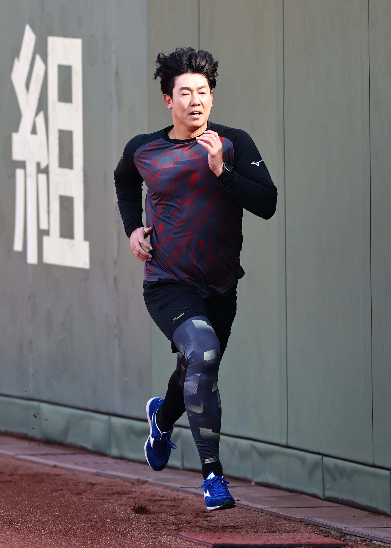 外野をランニングする畠（撮影・上田博志）