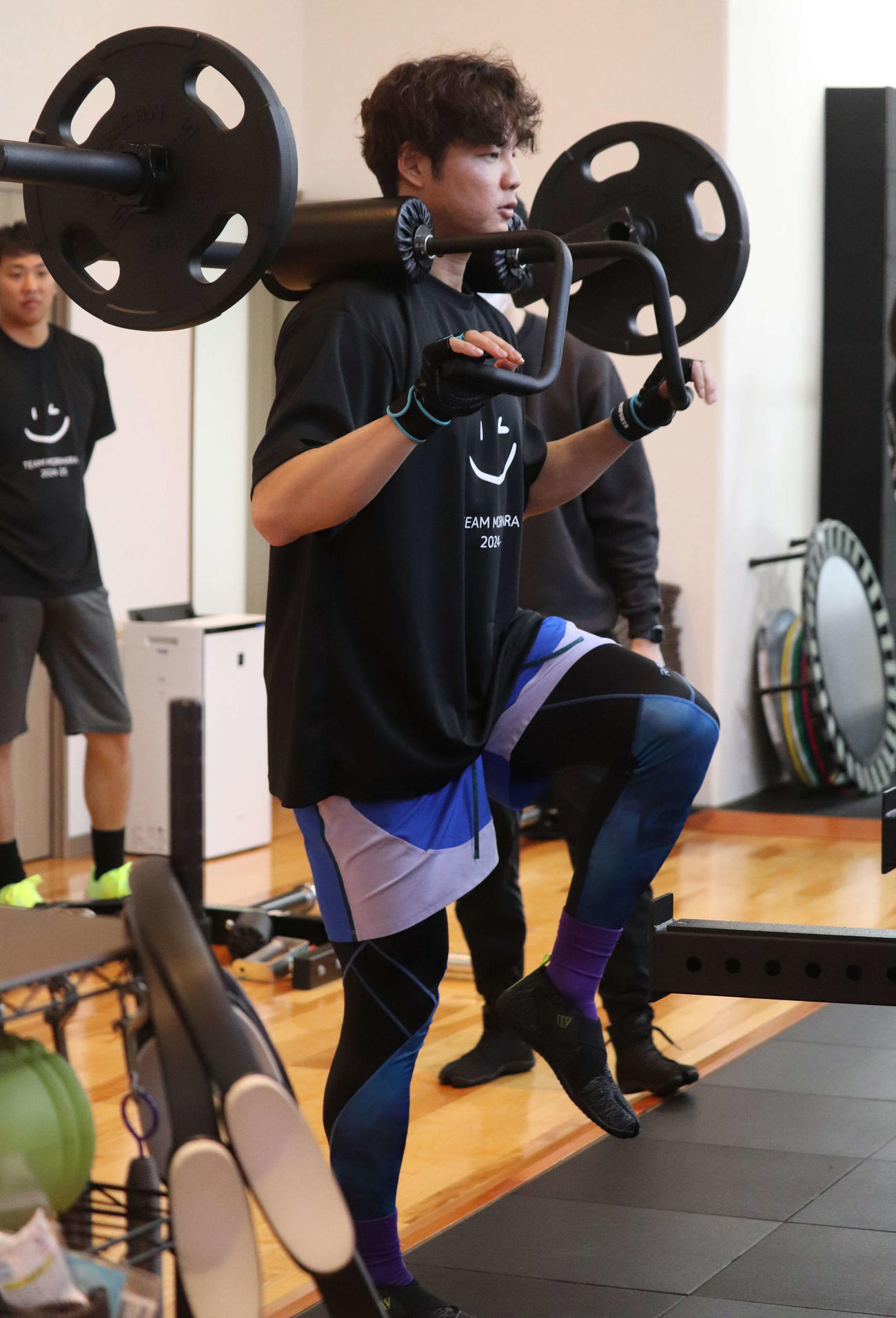 自主トレを公開し、ウエートトレーニングするDeNA森原（撮影・小早川宗一郎）