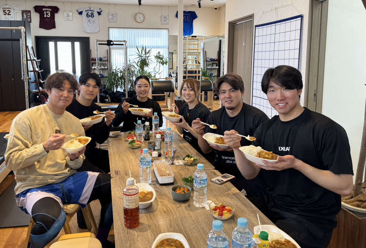 自主トレを公開し、ランチにカレーライスを食べるチーム森原。左から森原、坂本、女子ゴルファーの片岡、笹原、DeNA中川虎、日本ハム清宮虎（撮影・小早川宗一郎）
