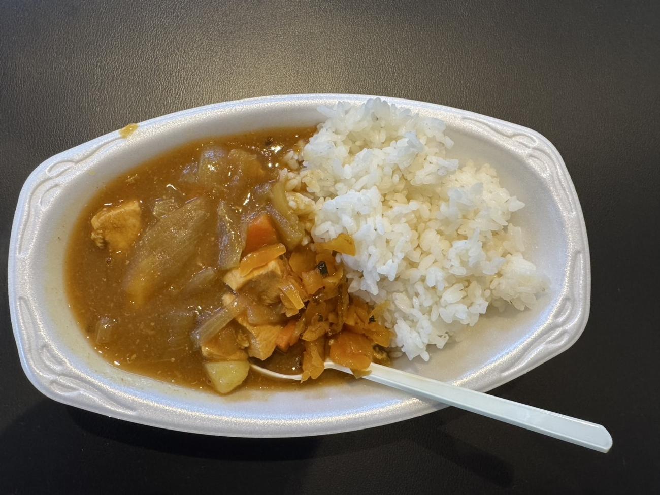 DeNA森原らが自主トレを公開し、ランチに報道陣にも振る舞ったカレーライス（撮影・小早川宗一郎）