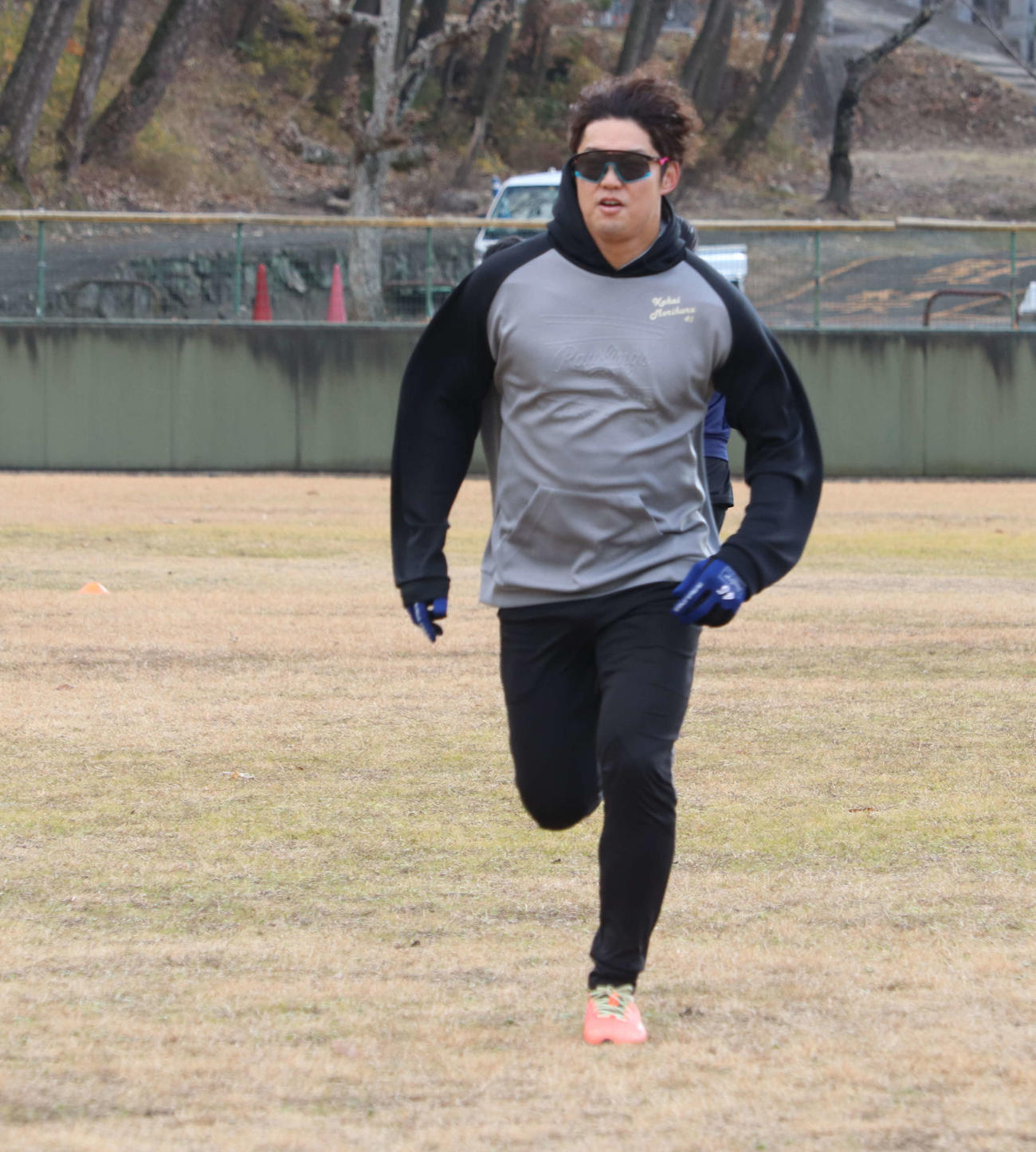 自主トレを公開し、ランニングするDeNA森原（撮影・小早川宗一郎）
