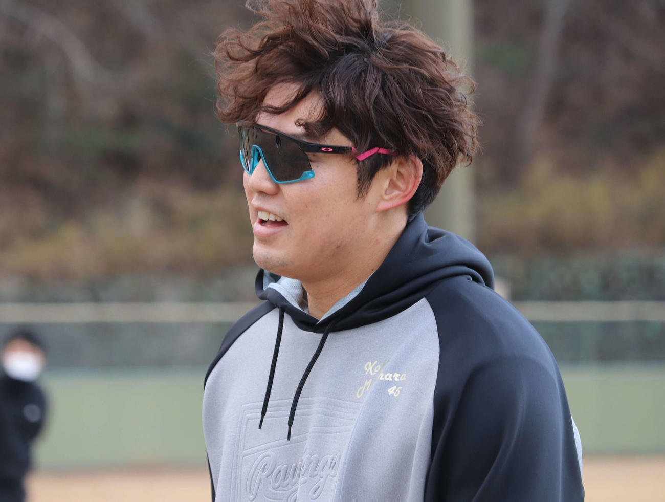 自主トレを公開し、ランニングで表情をしかめるDeNA森原（撮影・小早川宗一郎）