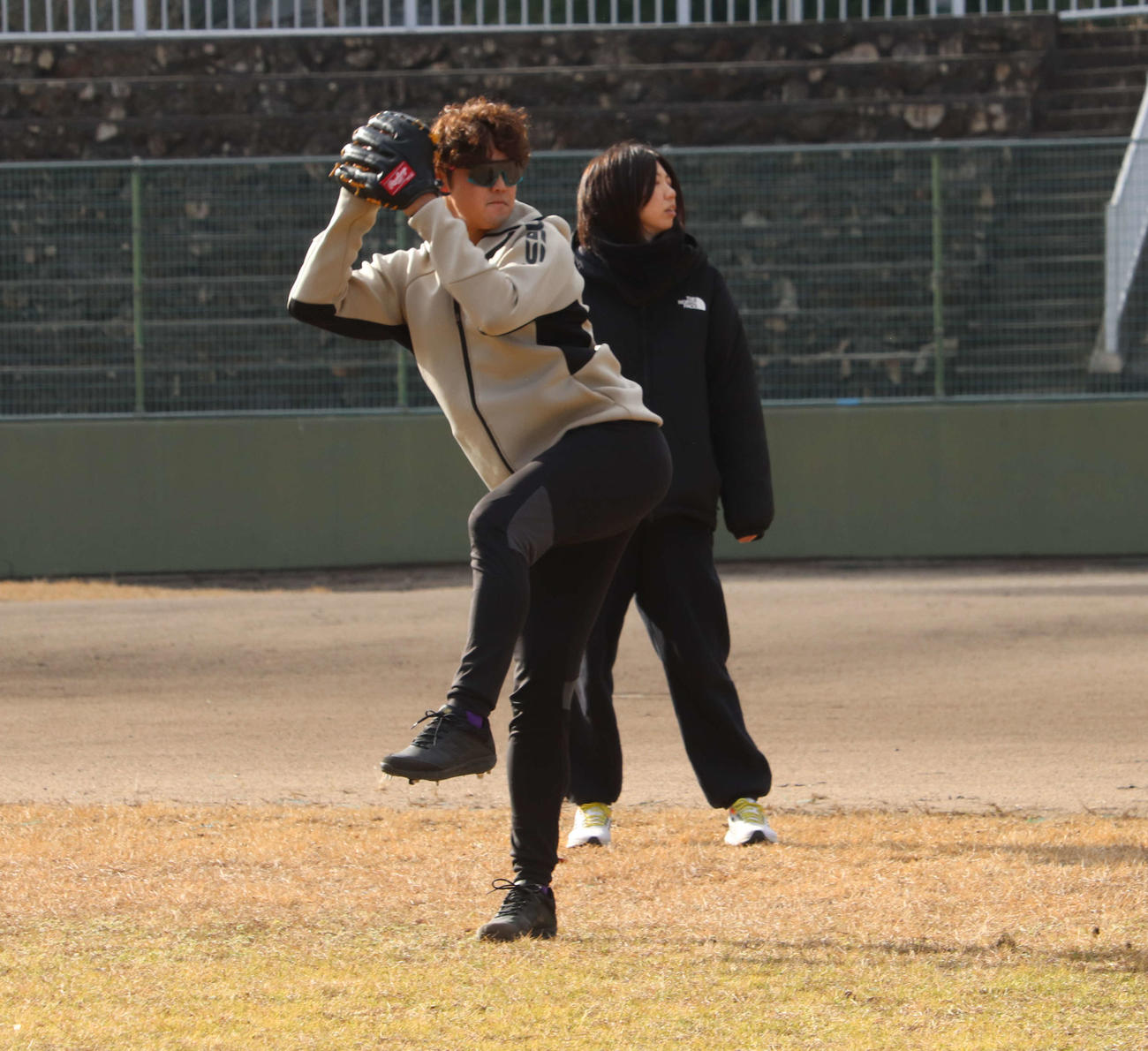 自主トレを公開し、キャッチボールするDeNA森原（撮影・小早川宗一郎）