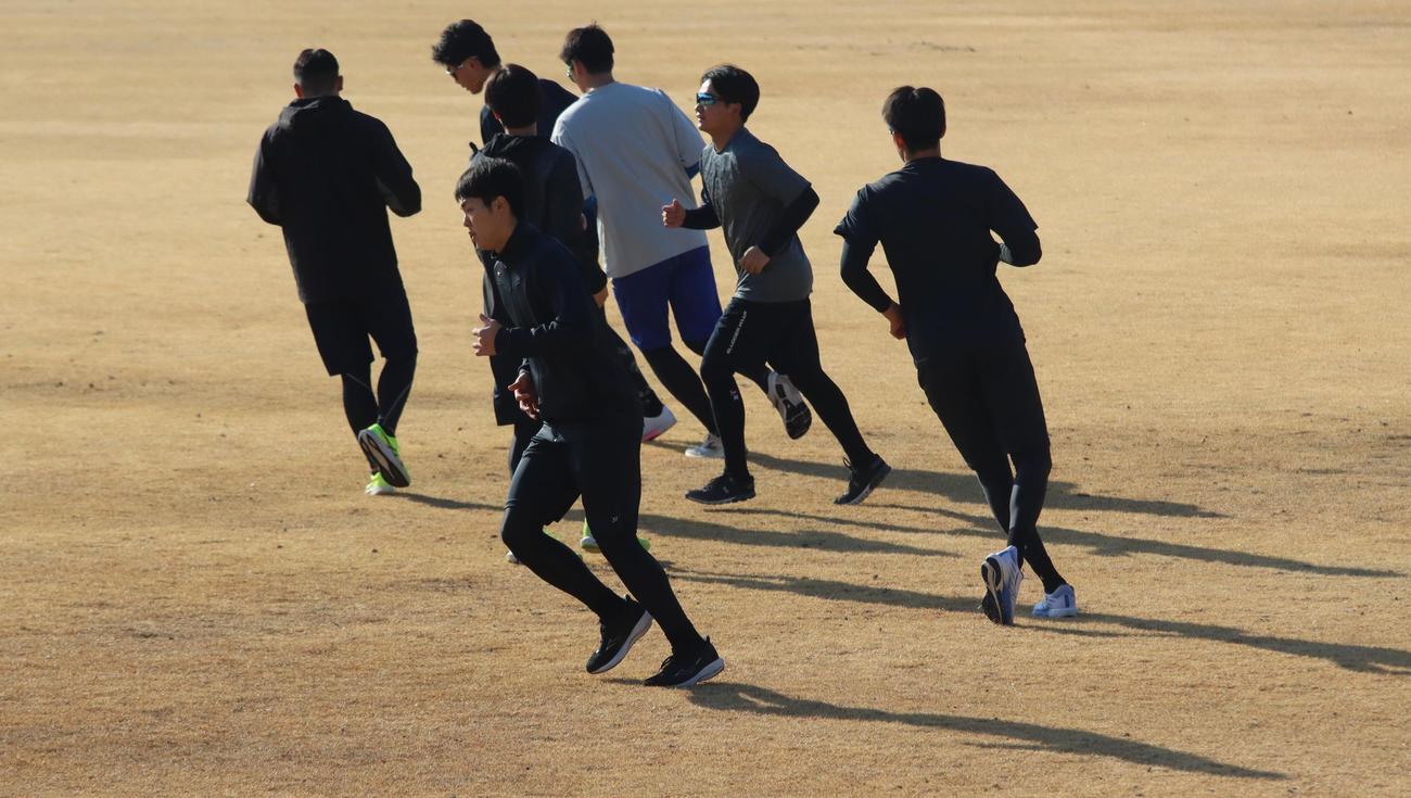 ランニングでいち早く切り返す日本ハム柴田（手前中央）（撮影・永野高輔）