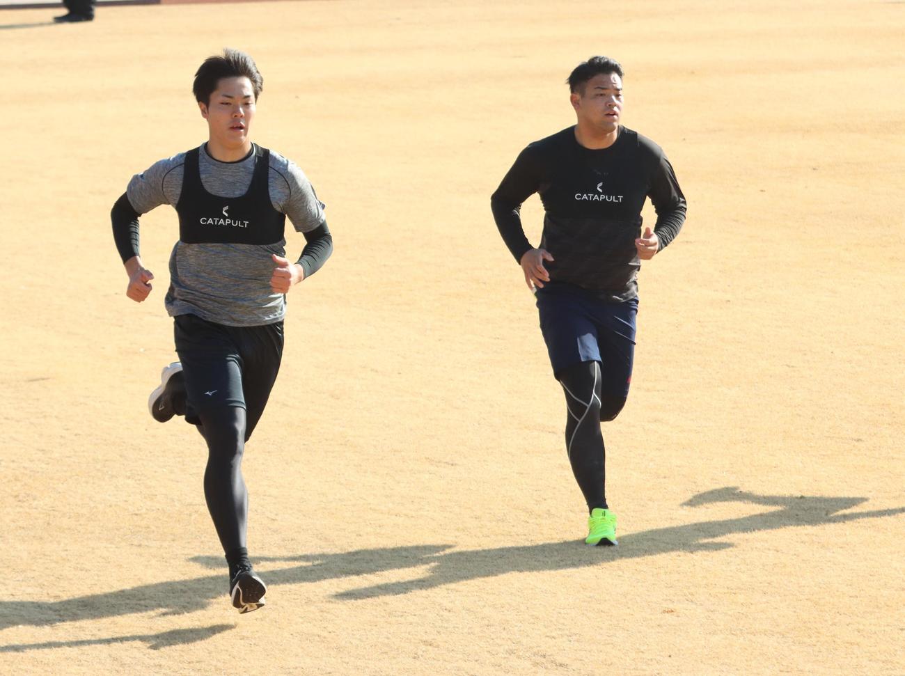 川勝と並んで走る日本ハム柴田（左）（撮影・永野高輔）