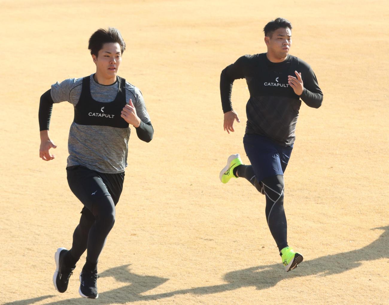 川勝と並んで走る日本ハム柴田（左）（撮影・永野高輔）